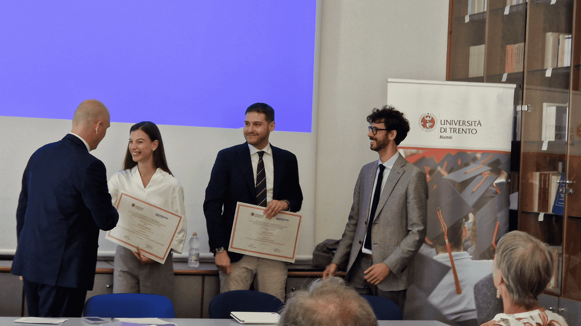Giulia Sabaini e Luca Leoni con Alex Marini, presidente di Più Democrazia in Trentino, e Andrea Magliari, docente alla Facoltà di Giurisprudenza (foto Più Democrazia in Trentino)